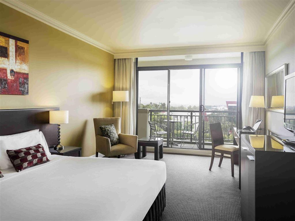 Visy Dior Hotel Baulkham Hills Exterior photo